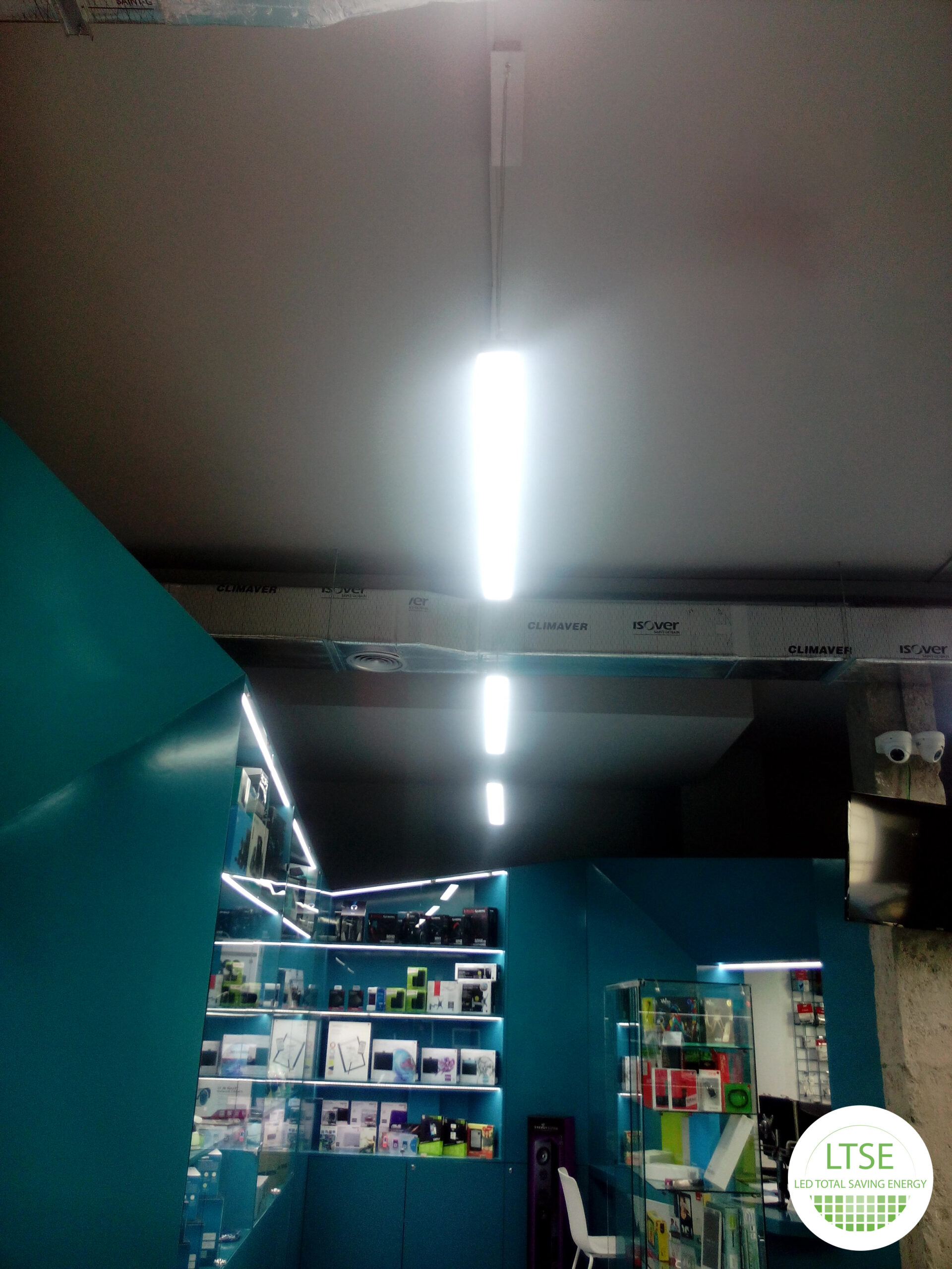 Iluminación con lineal LED instalado en suspensión tienda informática