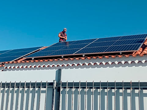 Instalador LEDTSE instalando placas solares en vivienda del sur de Gran Canaria