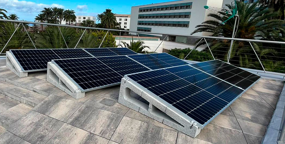 Instalación de paneles solares en Juan Melian Alvarado
